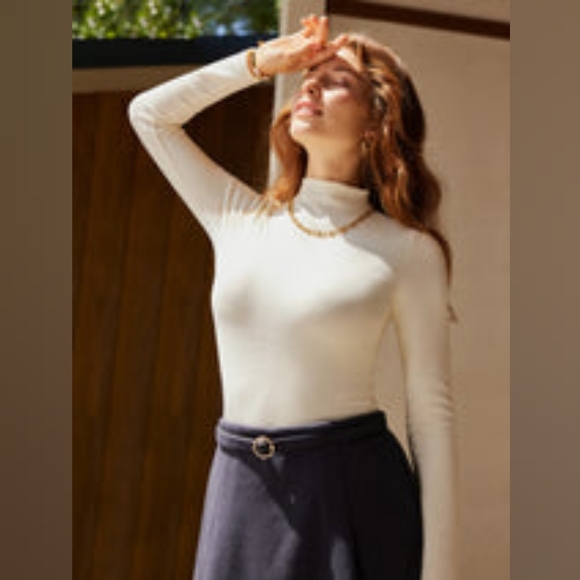 OGL Mid Thermal Thermal Brushed Mock Neck Crop Top - Picture 11 of 13